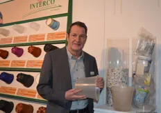 Louis Voskamp van Interco legt uit hoe zij van plastic huisafval nieuwe potten voor in de sierteelt maken.